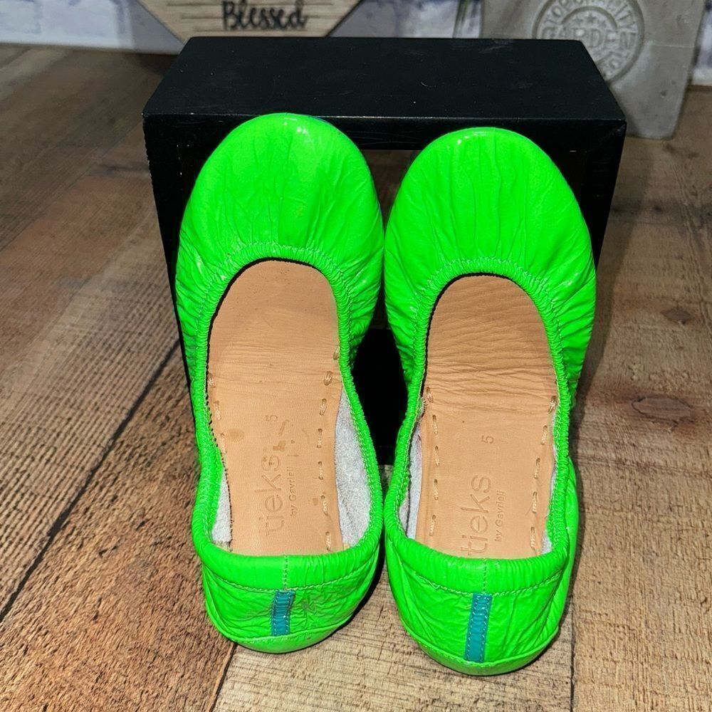 Tieks Ballet Flats Size 5 Galactic Green Neon
Excellent condition